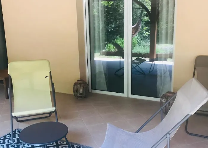 Calme Sur Terrasse - Proche Canal Nantes à Brest Bed & Breakfast *